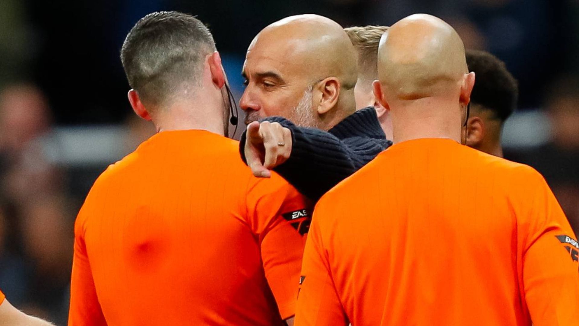 guardiola_se_encara_con_el_arbitro_tras_la_derrota_del_manchester_city_el_tremendo_cab_001.jpg guardiola_se_encara_con_el_arbitro_tras_la_derrota_del_manchester_city_el_tremendo_cab_001.jpg