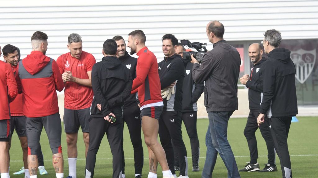 Pasillito a Gudelj en el entrenamiento del Sevilla: "Cuidado con el pelo"