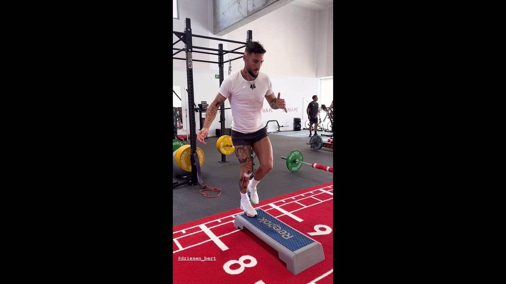 Gudelj trabaja en su recuperación en el gimnasio