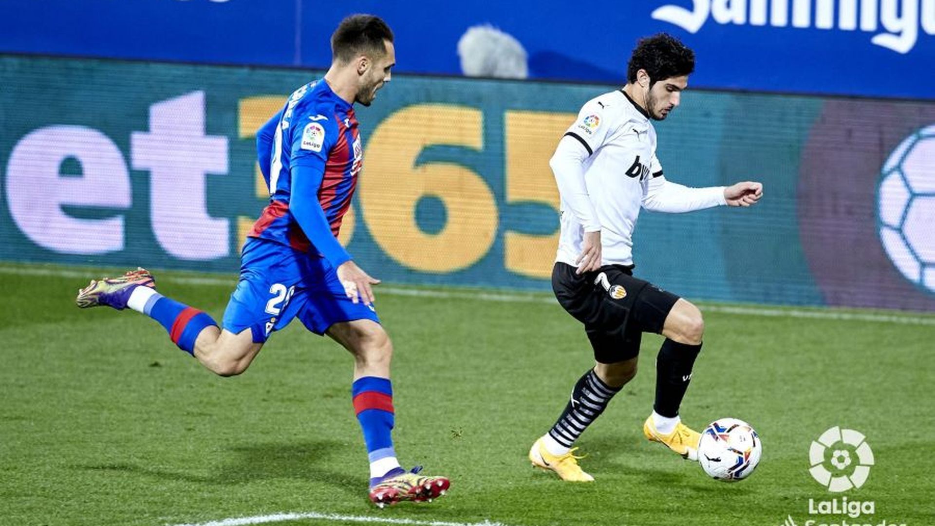 guedes_durante_un_lance_del_eibar_valencia_foto_laliga_001.jpeg