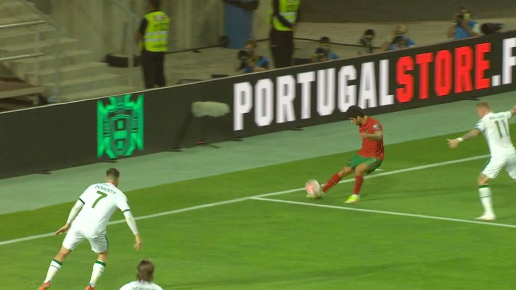 (MEDIASET) Por cosas como esta el valencianismo cree en Guedes: así se ve desde dentro su recorte y centro medido en el gol de Cristiano