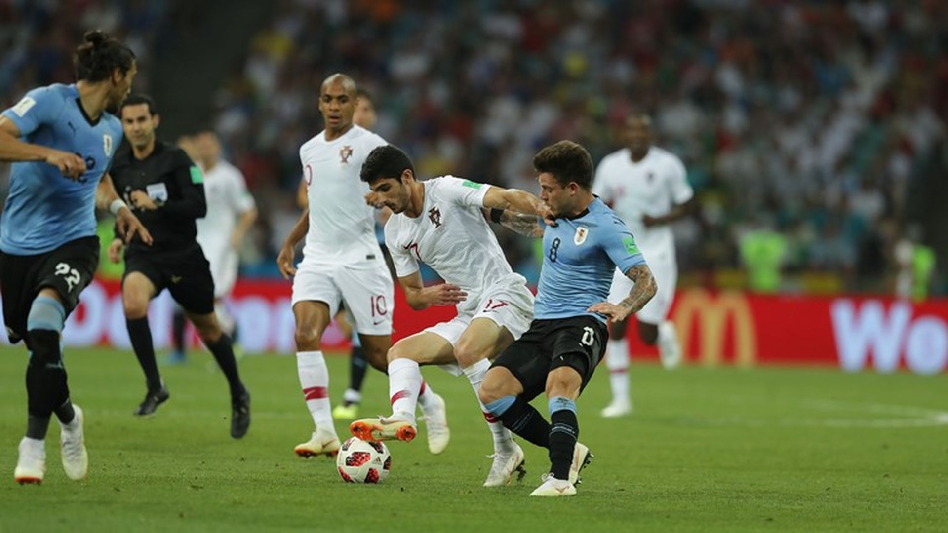 guedes_en_el_portugal_uruguay.jpg
