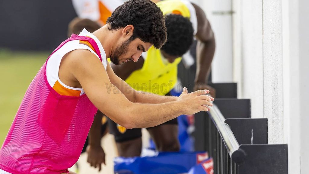 Guedes ya está en Paterna para entrenar con el Valencia en la pretemporada 21-22