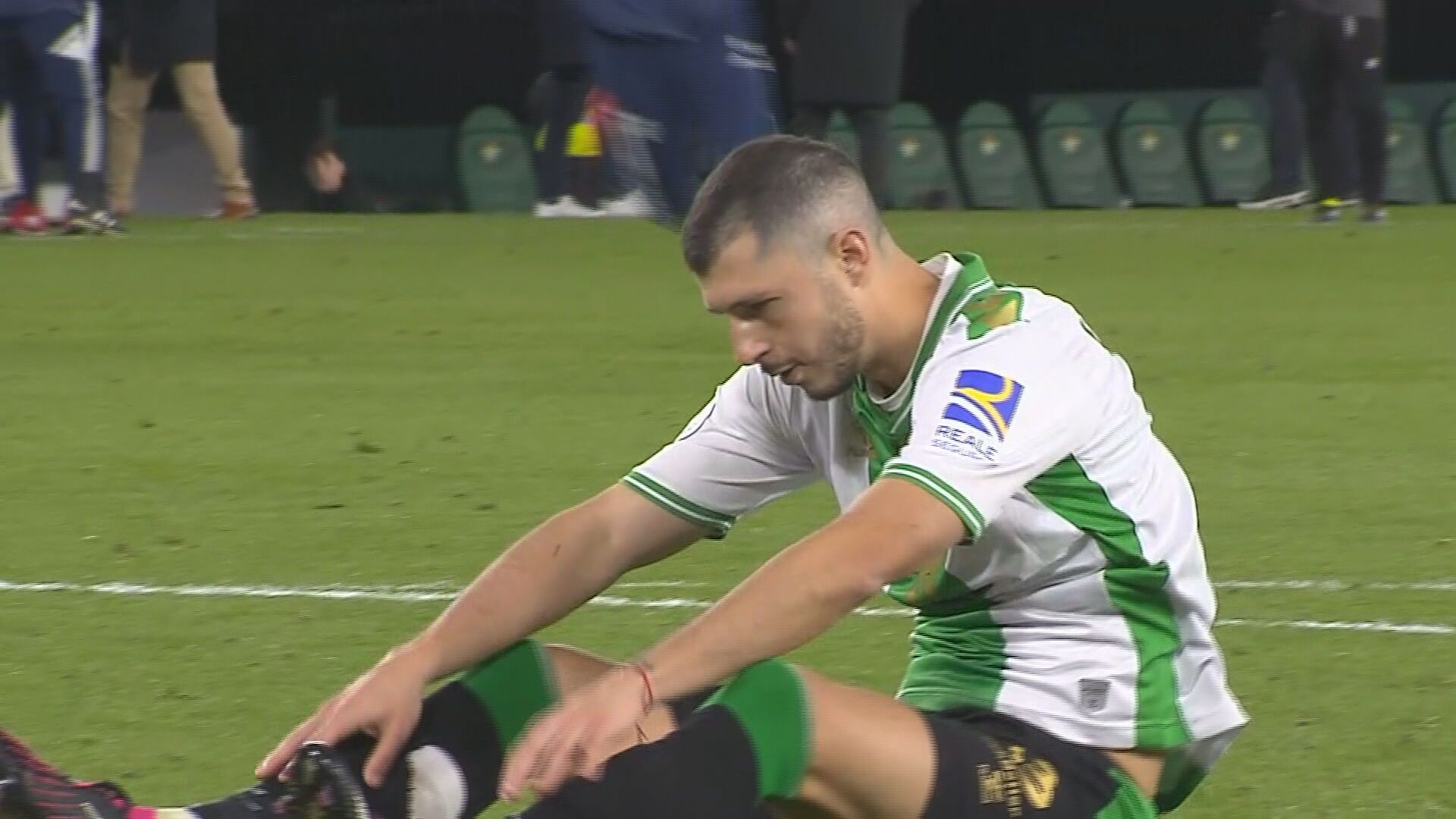 guido_hundido_tras_fallar_el_penalti_decisivo_en_el_betis_osasuna_de_copajpeg.jpeg
