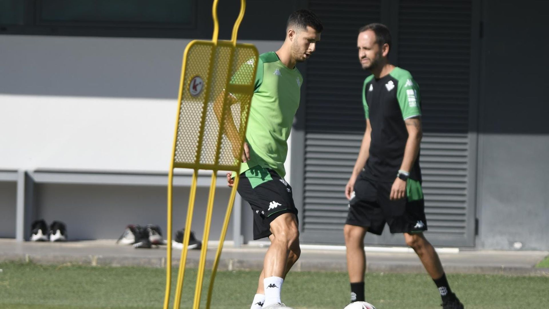 guido_rodriguez_controla_el_balon_en_un_entrenamiento_con_el_betis_001.jpeg