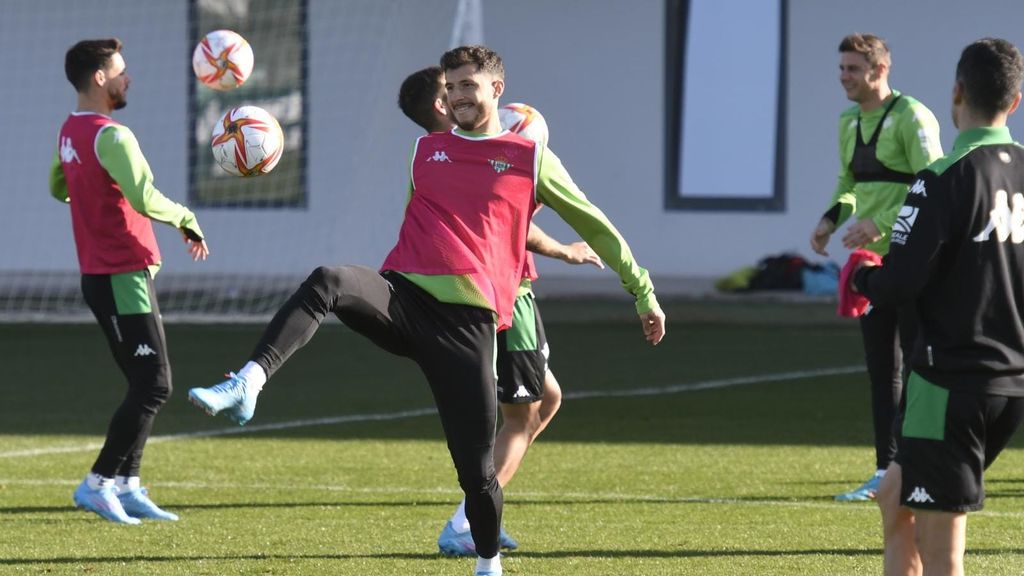 Entrenamiento del Betis con el regreso de Guido Rodríguez y las ausencias de Bellerín y Tello