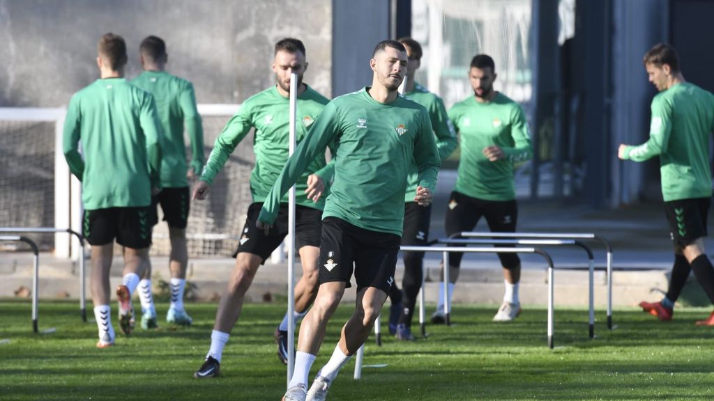 Entrenamiento del Betis con los argentinos tras el Mundial, la novedad de Juan Cruz tras su lesión y Loren (posible interés del Cádiz)