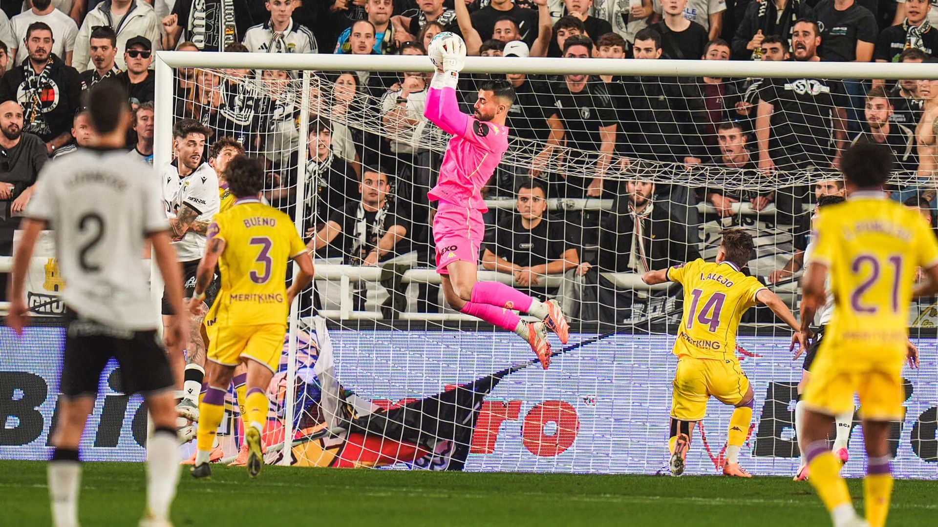 guilherme_bloca_la_pelota_ante_el_burgos_foto_real_valladolid_002.jpg guilherme_bloca_la_pelota_ante_el_burgos_foto_real_valladolid_002.jpg