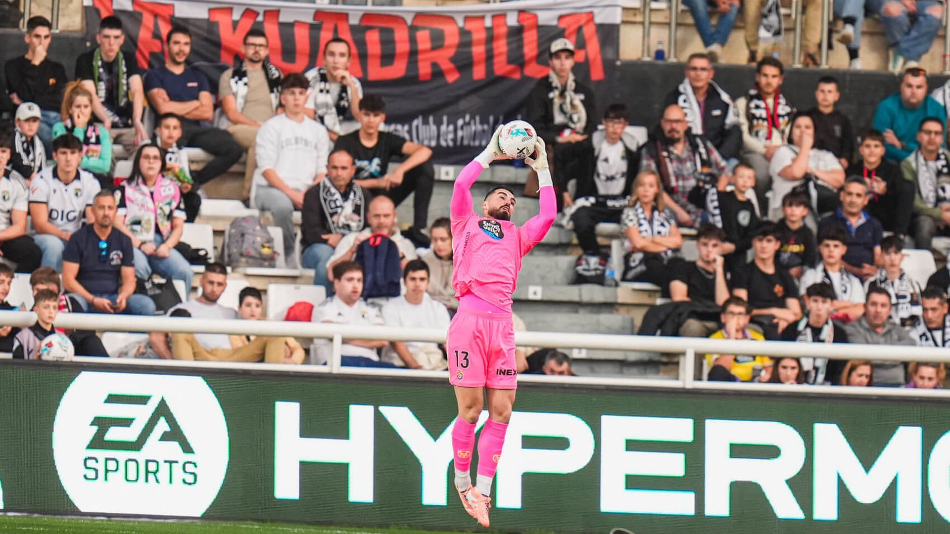 Guilherme bloca la pelota en el Burgos-Real Valladolid