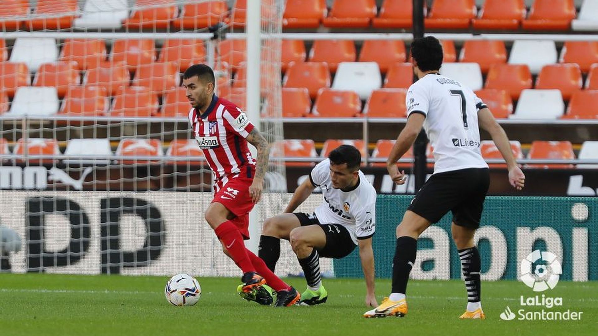 guillamon_presiona_a_correa_durante_el_valencia_atleti_foto_laliga.jpeg guillamon_presiona_a_correa_durante_el_valencia_atleti_foto_laliga.jpeg