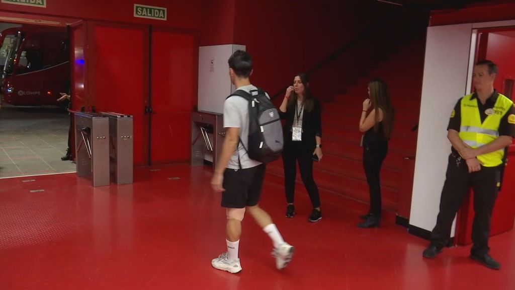 (MEDIASET) Guillamón sale del Sánchez-Pizjuán cojeando y con hielo en la rodilla izquierda: “Estoy bien”