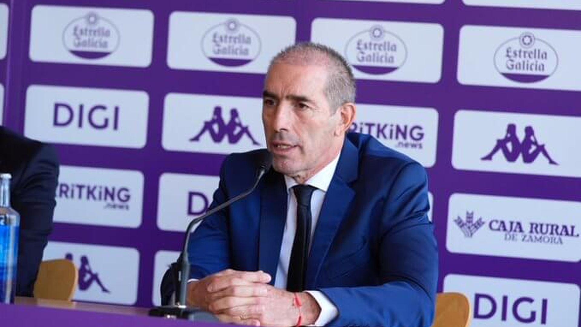 guillermo_almada_en_su_primera_comparecencia_como_entrenador_del_pucelajpeg.jpeg guillermo_almada_en_su_primera_comparecencia_como_entrenador_del_pucelajpeg.jpeg