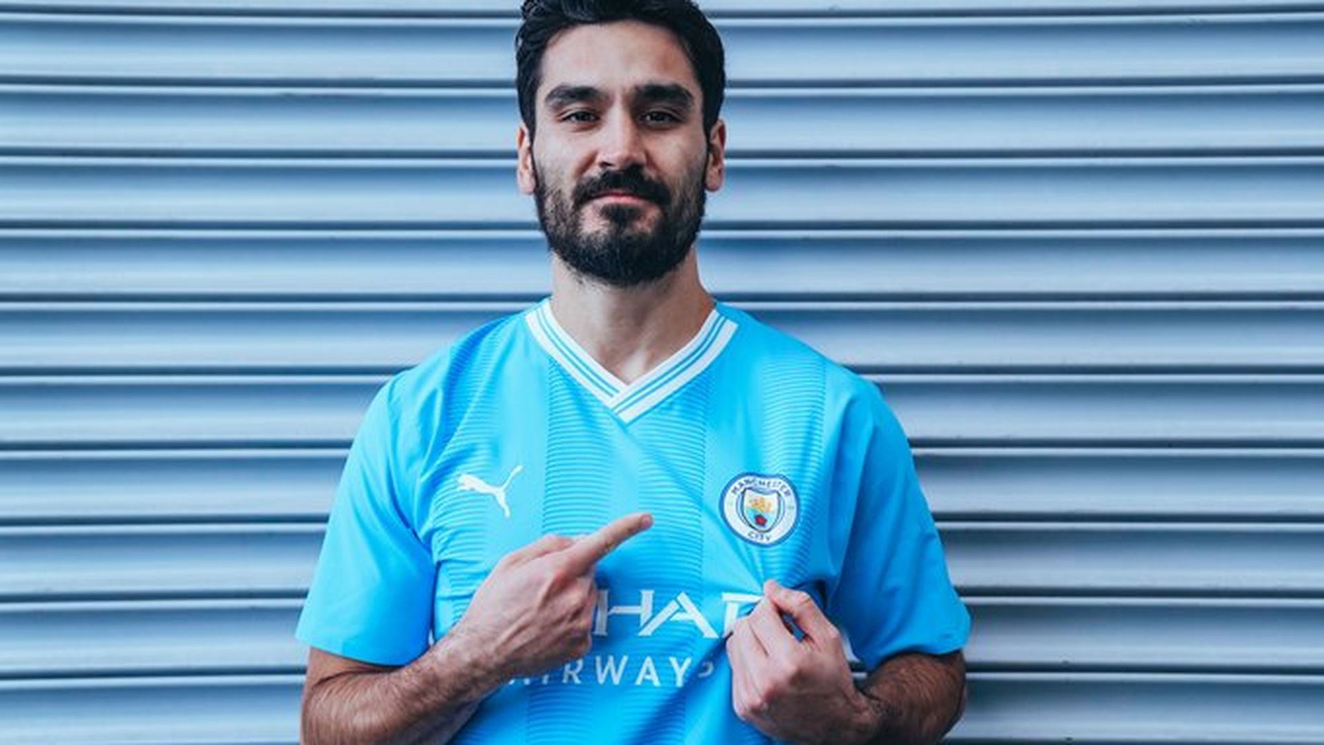 gundogan_posa_con_la_nueva_camiseta_del_manchester_city_foto_mancityes_001.jpg