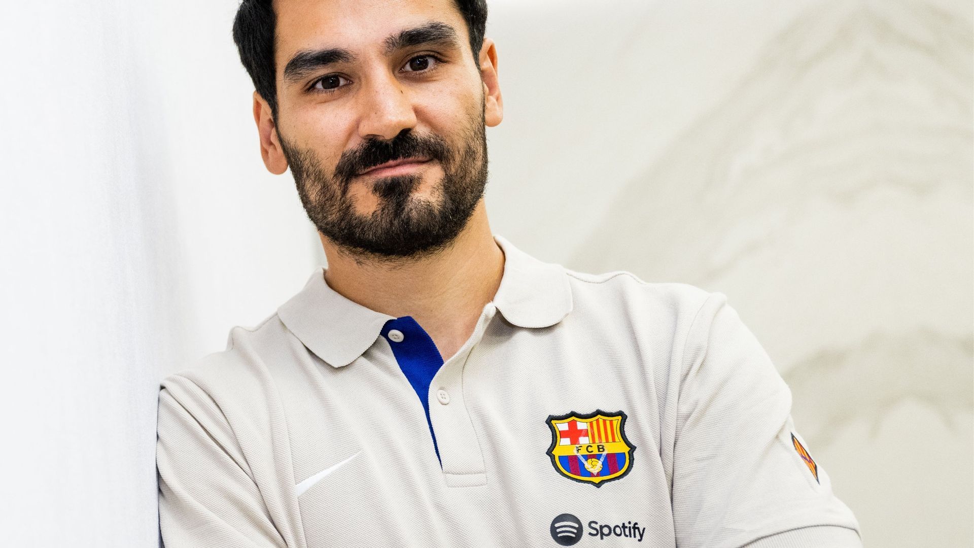 gundogan_posa_en_su_llegada_a_barcelona_foto_fcb_001.jpg