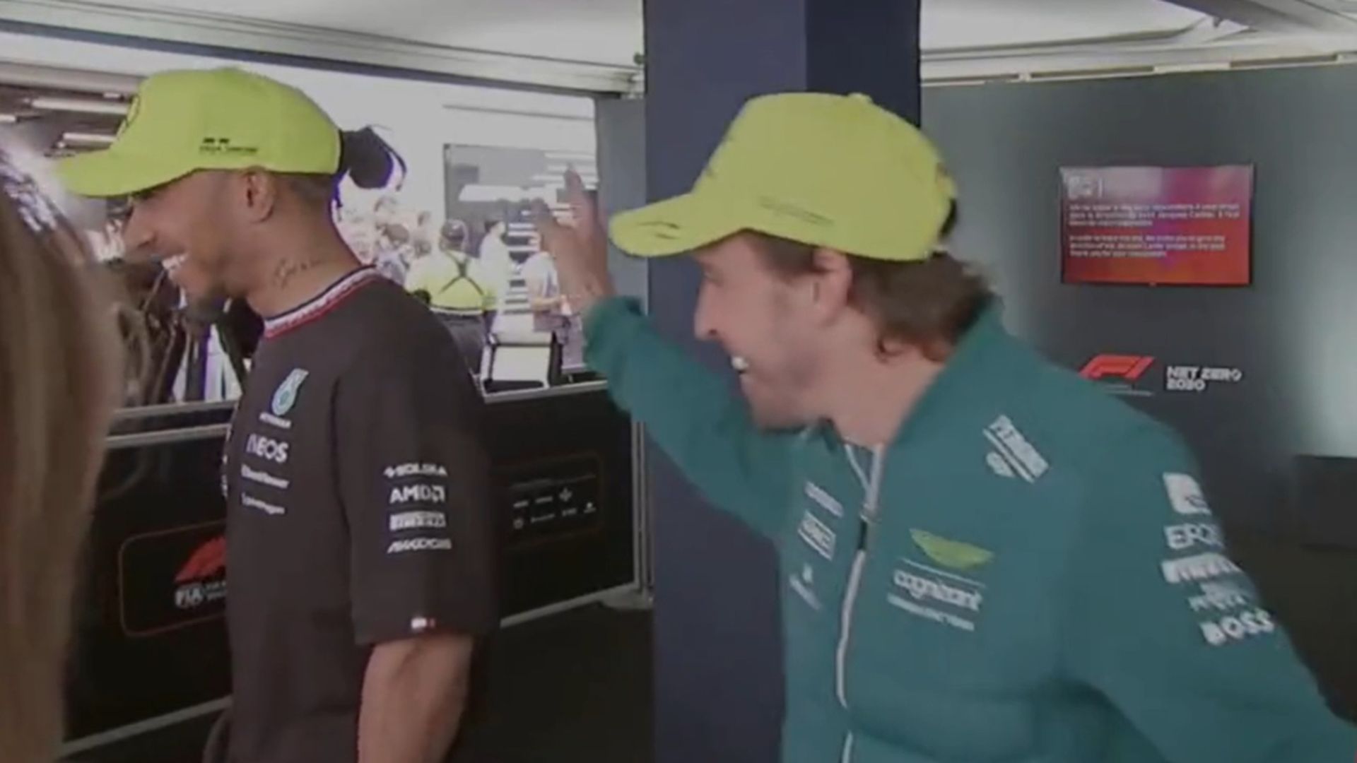 hamilton_vacila_a_fernando_alonso_con_la_edad_y_la_reaccion_del_asturiano_es_epica.jpg