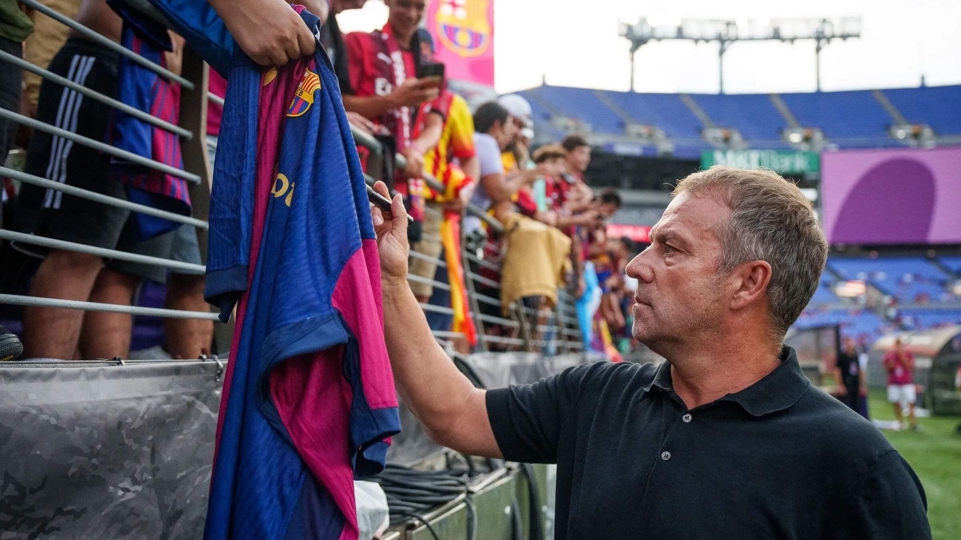 hansi_flick_firma_autografos_en_la_pretemporada_del_barcelona_foto_fcb_001.jpg