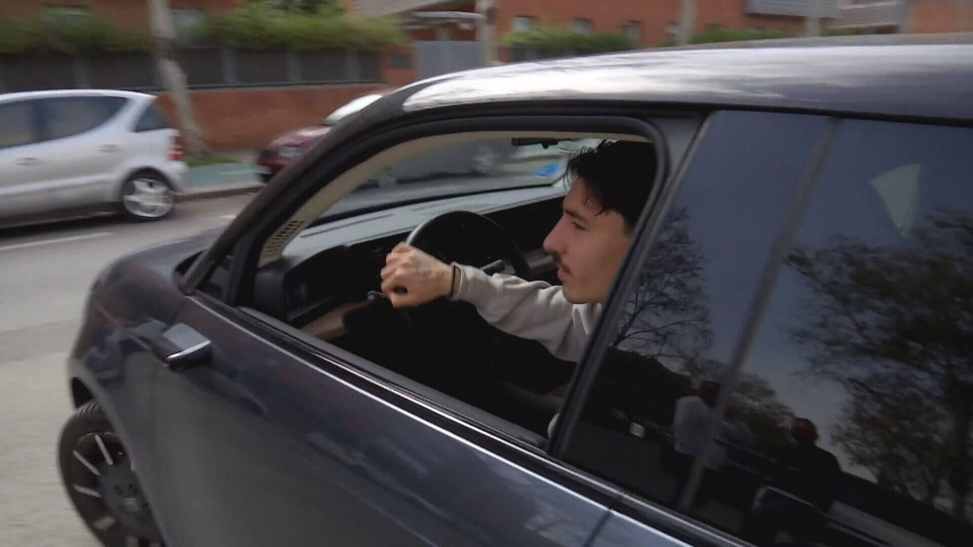 hector_bellerin_se_para_con_la_aficion_en_la_salida_del_entrenamiento.jpeg hector_bellerin_se_para_con_la_aficion_en_la_salida_del_entrenamiento.jpeg