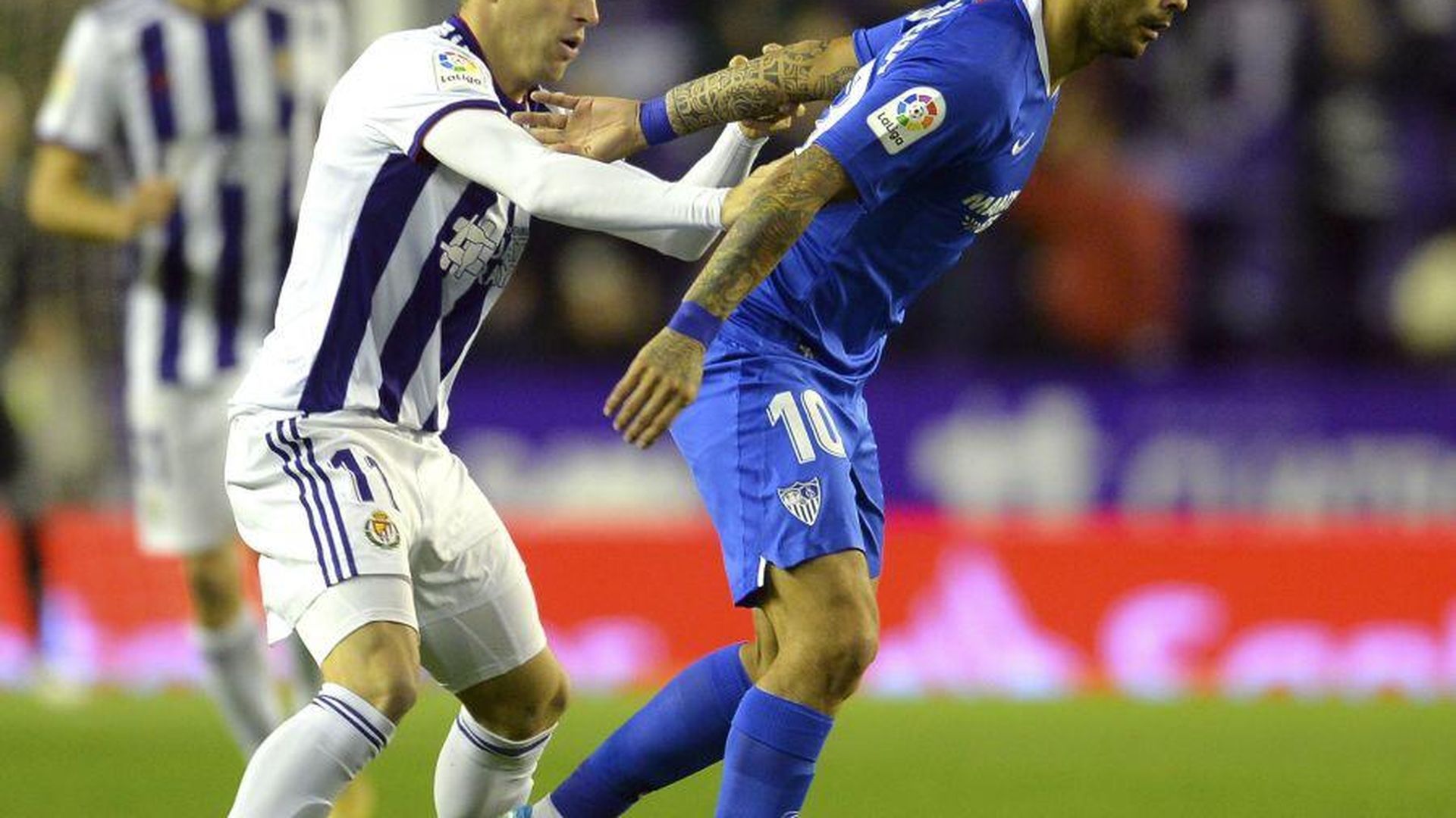hervias_presiona_a_banega_durante_el_valladolid_sevilla_foto_laliga.jpeg
