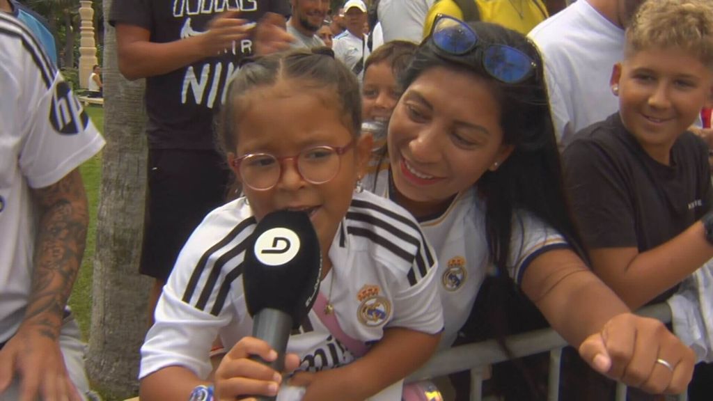 Una fan madridista se arranca a cantar el himno