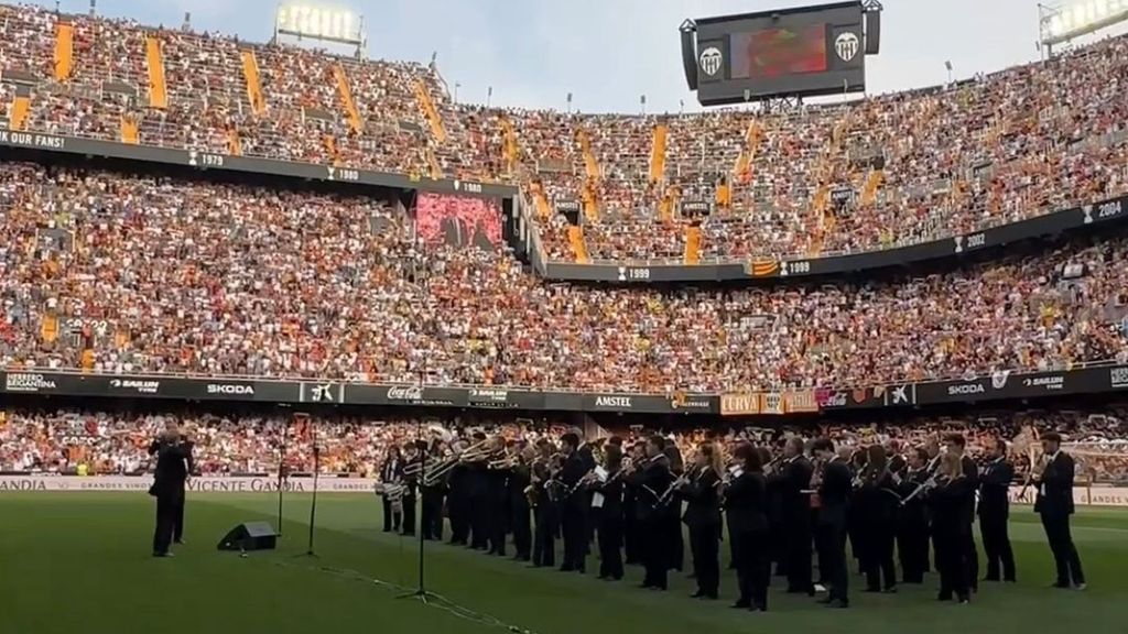 Así suena el himno regional en el centenario de Mestalla: pelos de punta