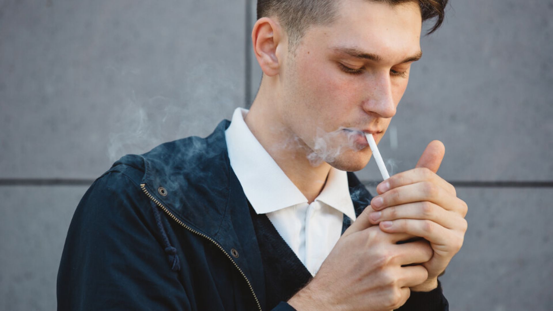 hombre_fumandojpg_001.jpg