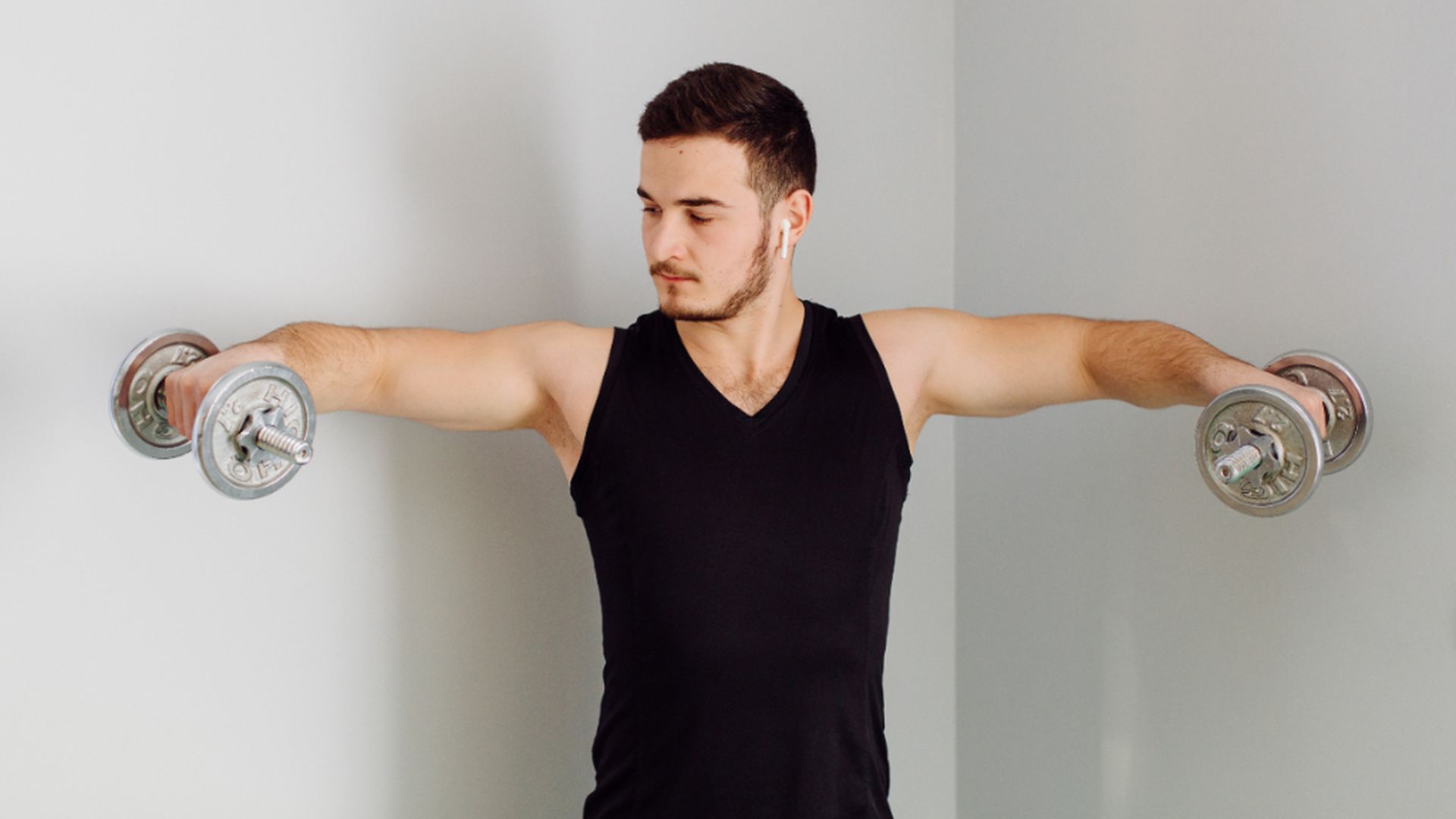 hombre_haciendo_elevaciones_laterales_de_hombro_en_su_casa.jpg