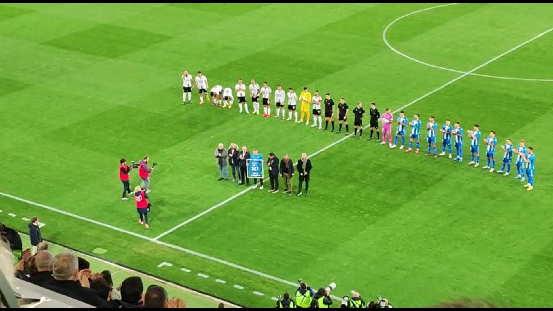 homenaje_a_alex_bergantinos_por_entrar_en_el_top10_de_jugadores_con_mas_partidos.jpg