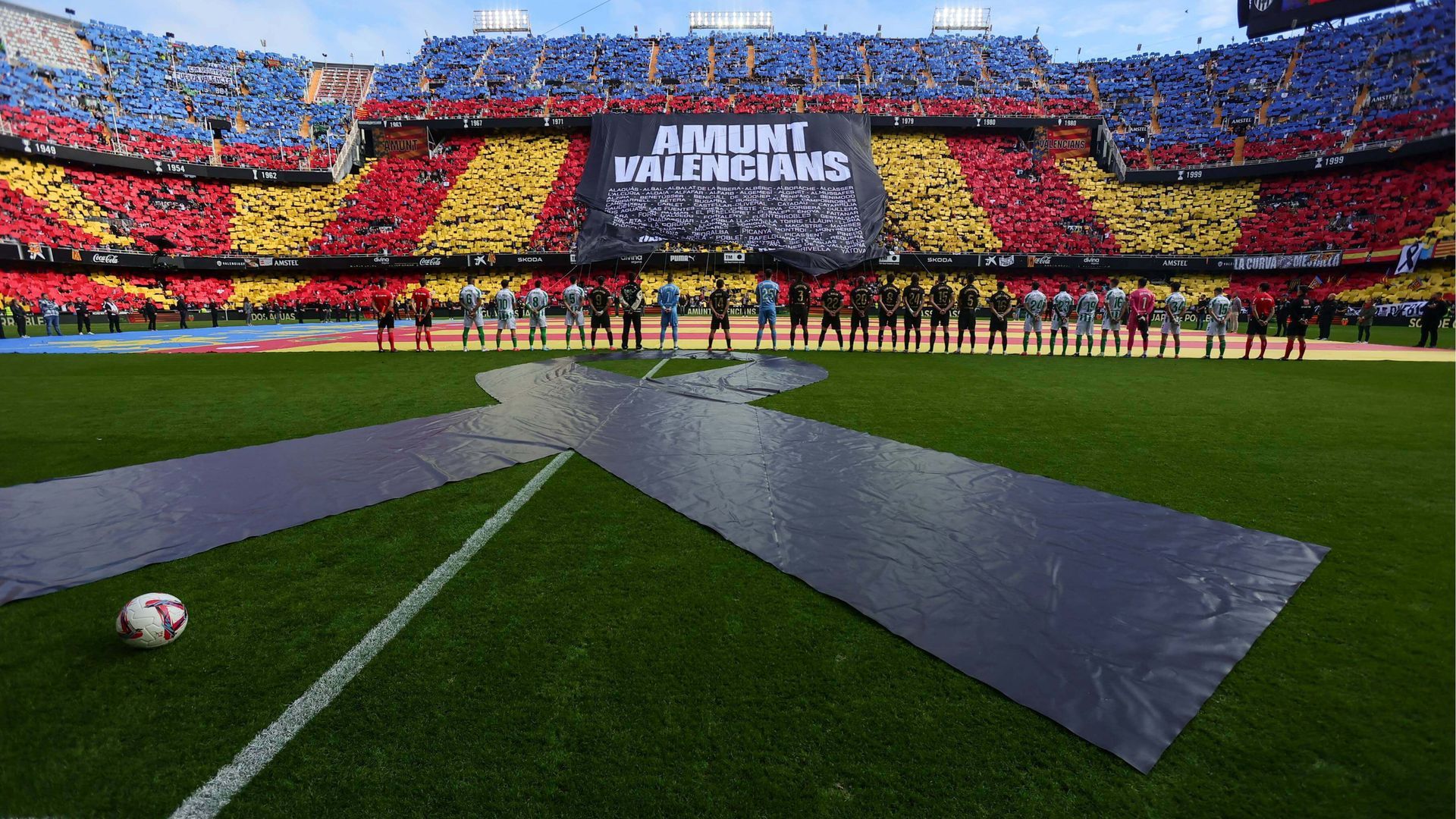 homenaje_en_mestalla_tras_la_dana_foto_cordon_press_002.jpg