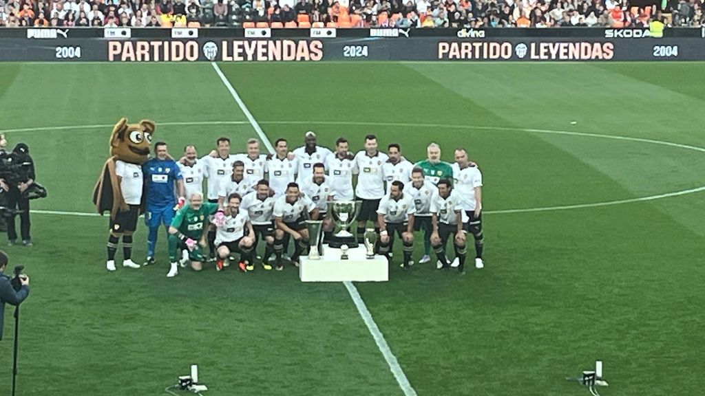 Homenajes y actos previos al partido de Leyendas del Triplete del Valencia