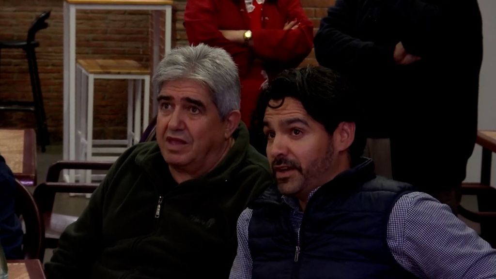 La peña sevillista y la bética de Carmona, pared con pared: cómo se vive un derbi entre Sevilla y Betis