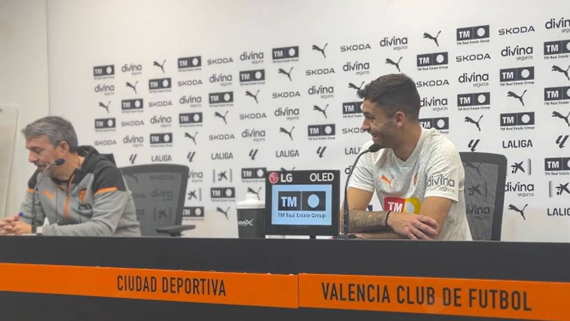 hugo_duro_bromea_con_el_jefe_de_prensa_del_valencia_cf_001.jpg