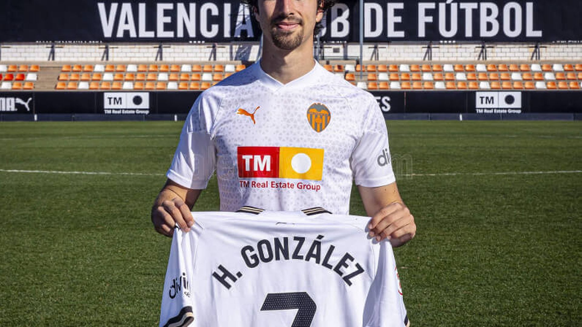 hugo_gonzalez_renueva_con_el_valencia_cf_hasta_2027_002.jpg