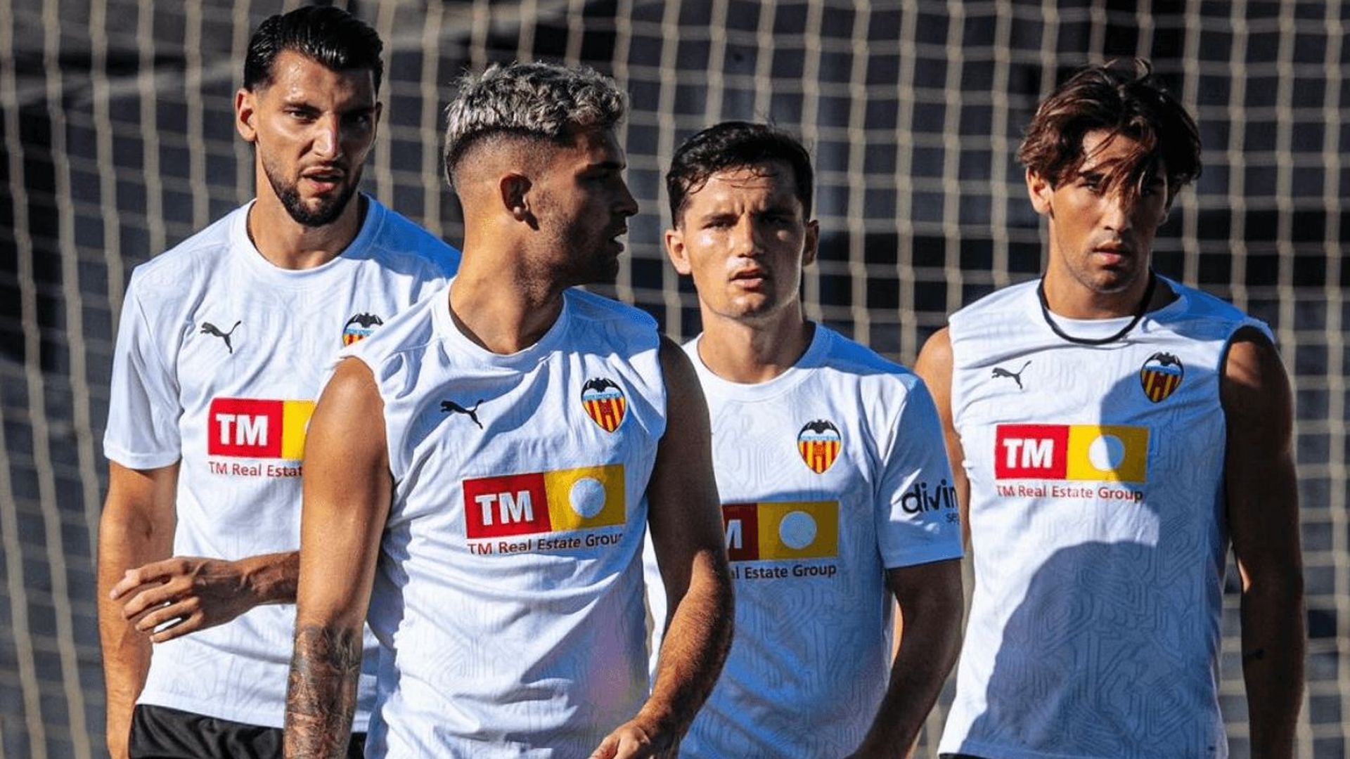 hugo_guillamon_y_rafa_mir_durante_la_pretemporada_foto_valencia_cf.png