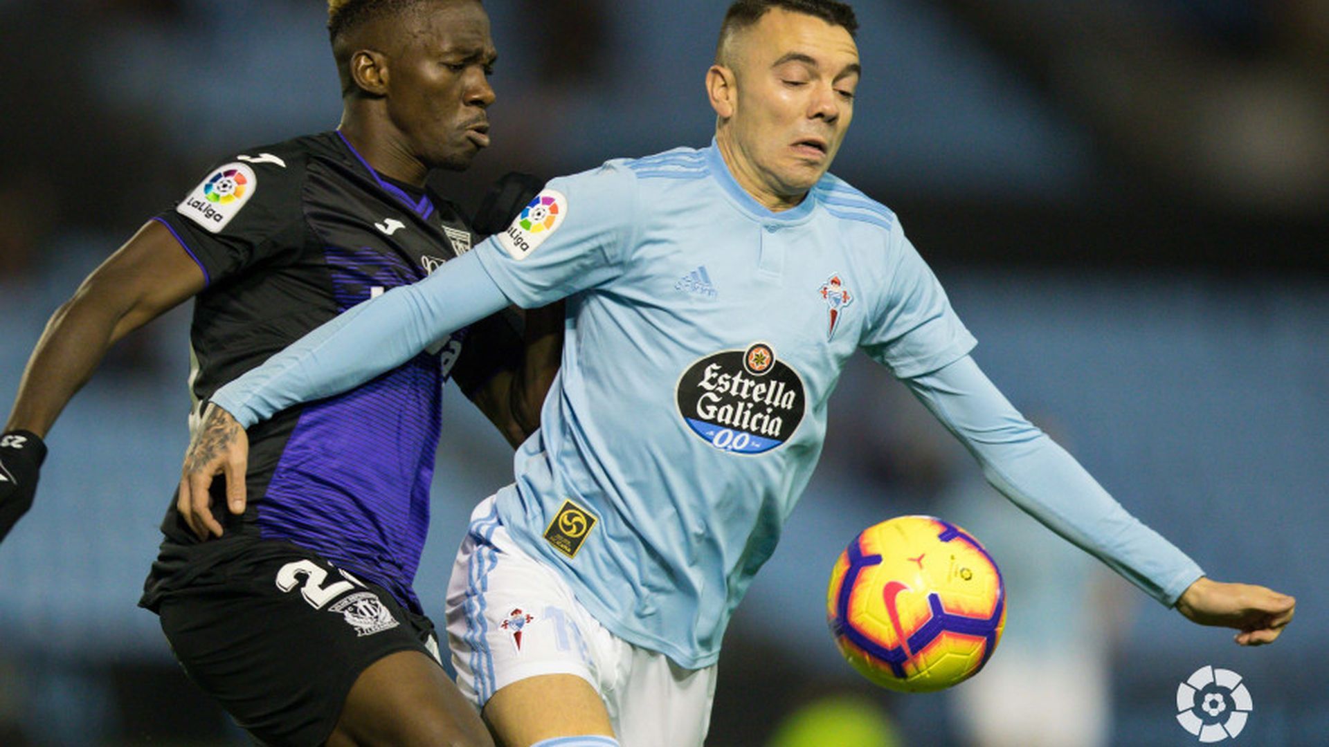 iago_aspas_controla_un_balon_ante_omeruo_foto_laliga__001.jpg