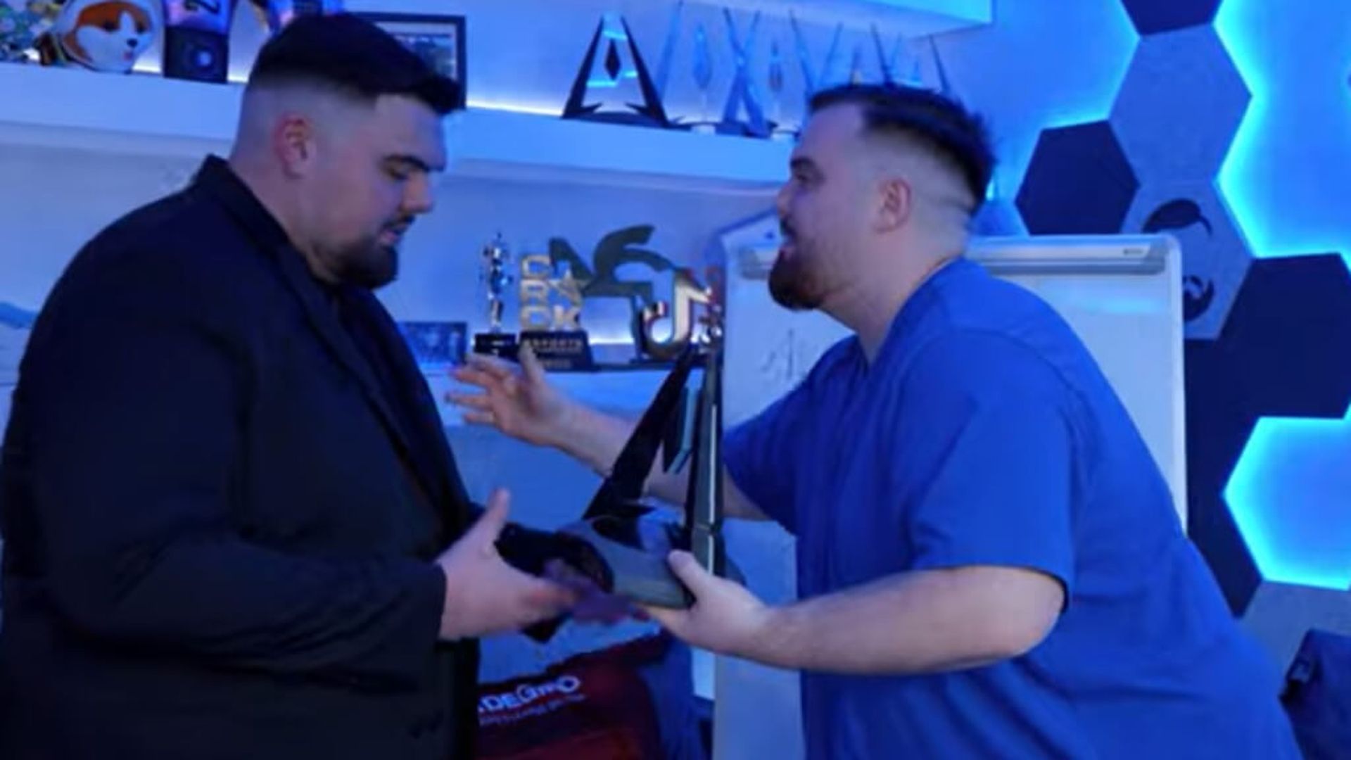 ibai_llanos_con_su_clon_y_un_premio_esland_captura_del_canal_de_ibai_en_youtube.jpg ibai_llanos_con_su_clon_y_un_premio_esland_captura_del_canal_de_ibai_en_youtube.jpg