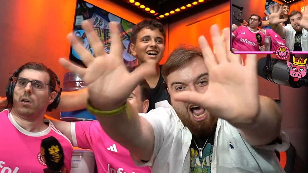 Ibai Llanos celebra la paliza de Porcinos con una manita a lo Gerard Piqué