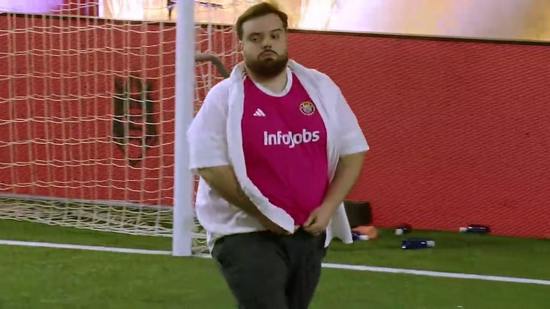 ibai_llanos_va_a_tirar_el_penalti_presidente_y_se_le_empiezan_a_caer_los_pantalones_ca.jpg ibai_llanos_va_a_tirar_el_penalti_presidente_y_se_le_empiezan_a_caer_los_pantalones_ca.jpg