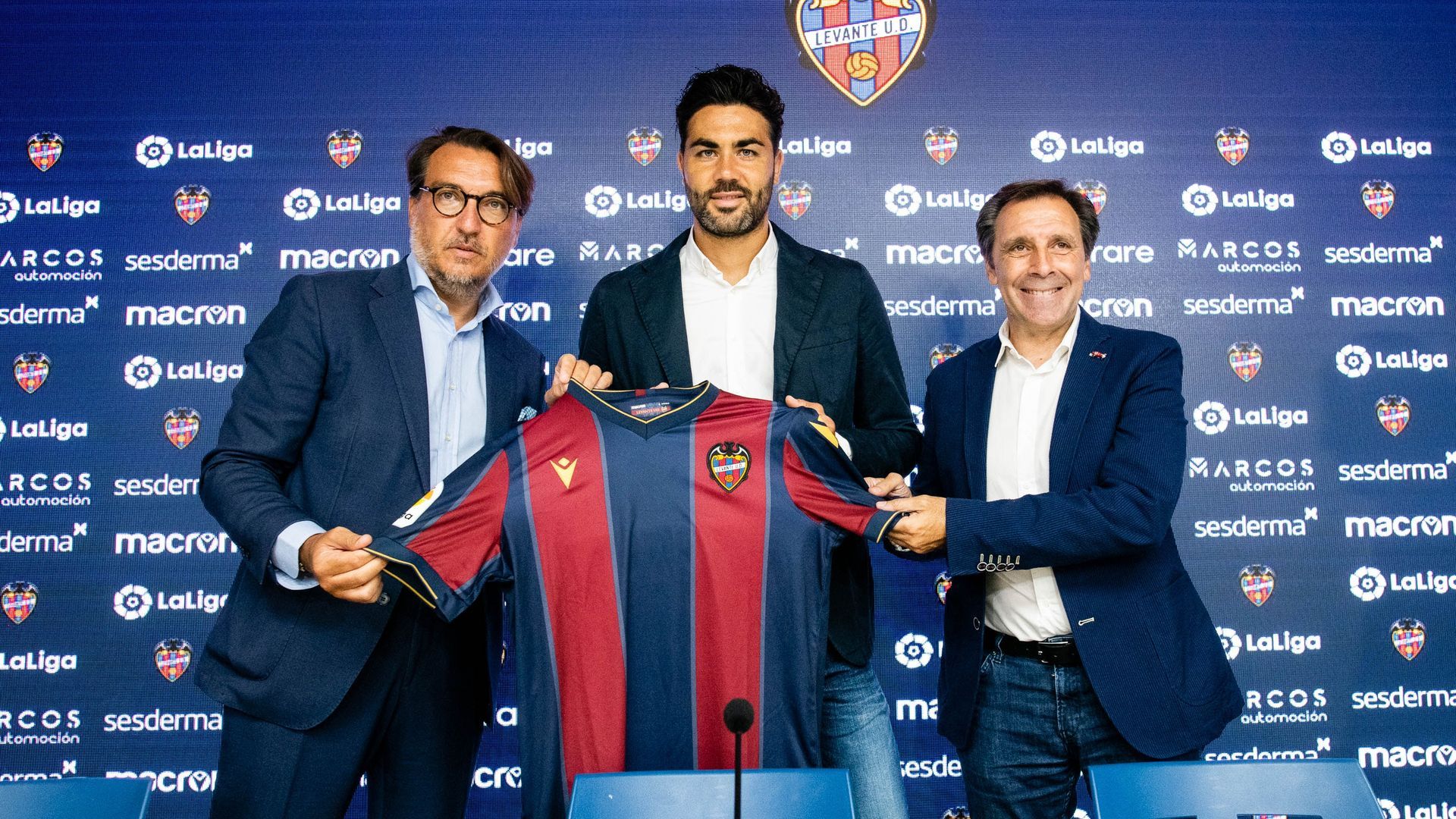 iborra_en_su_presentacion_como_jugador_del_levante_ud_001.jpg