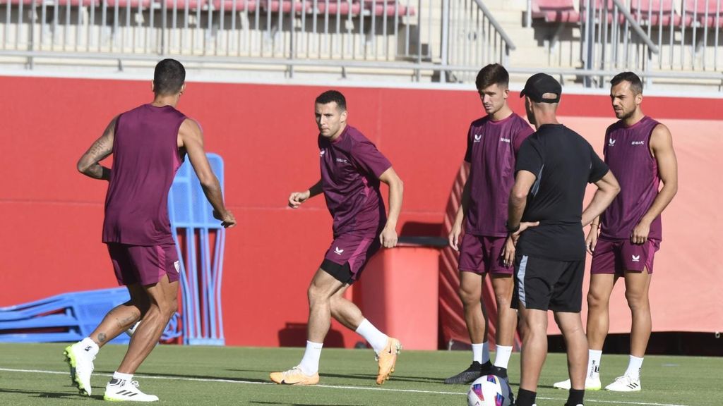 Idrissi abandona la ciudad deportiva del Sevilla con su futuro en el aire en estos últimos días de mercado de verano