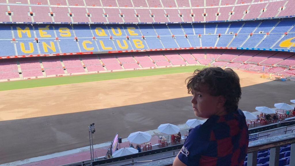 Iker, el niño narrador que enamora al Camp Nou