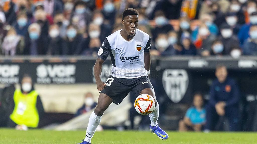 Ilaix Moriba saluda a la afición desde el césped tras pasar a semifinales de Copa