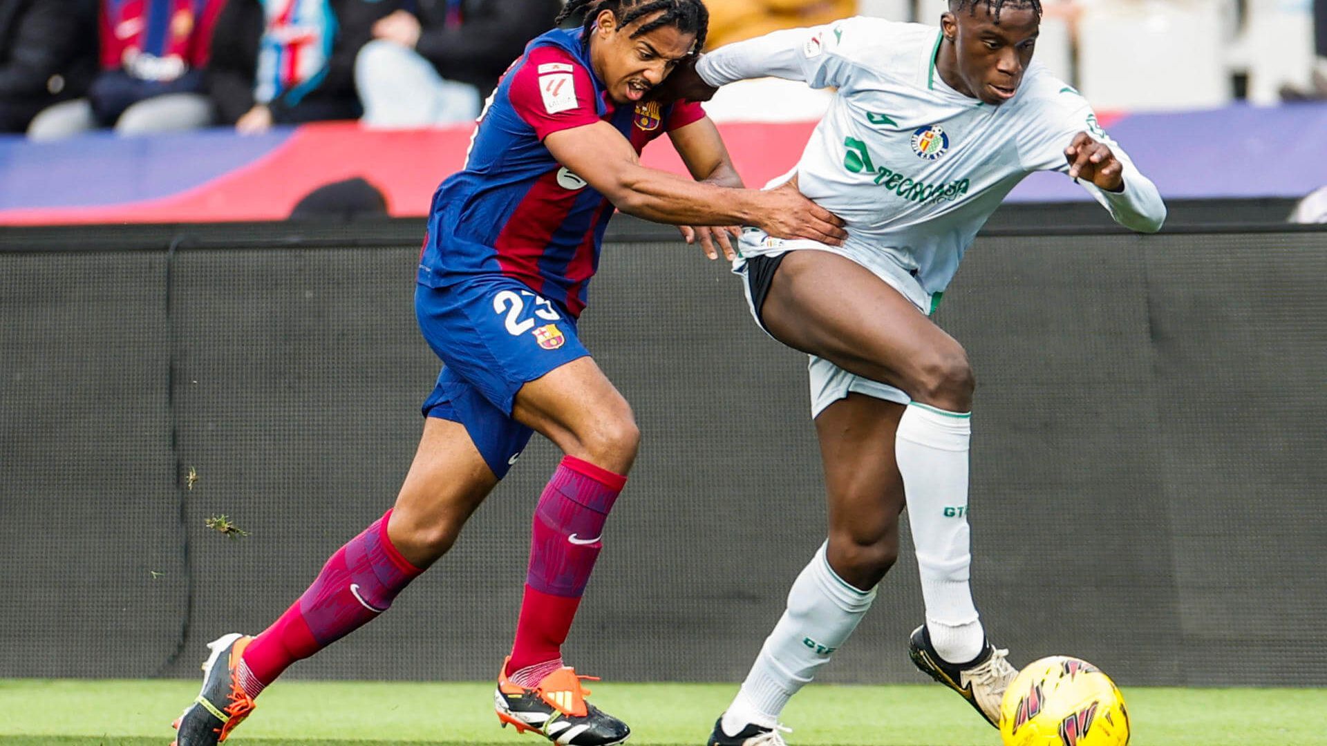 ilaix_moriba_y_kounde_luchan_un_balon_en_el_barcelona_getafe_001.jpg ilaix_moriba_y_kounde_luchan_un_balon_en_el_barcelona_getafe_001.jpg