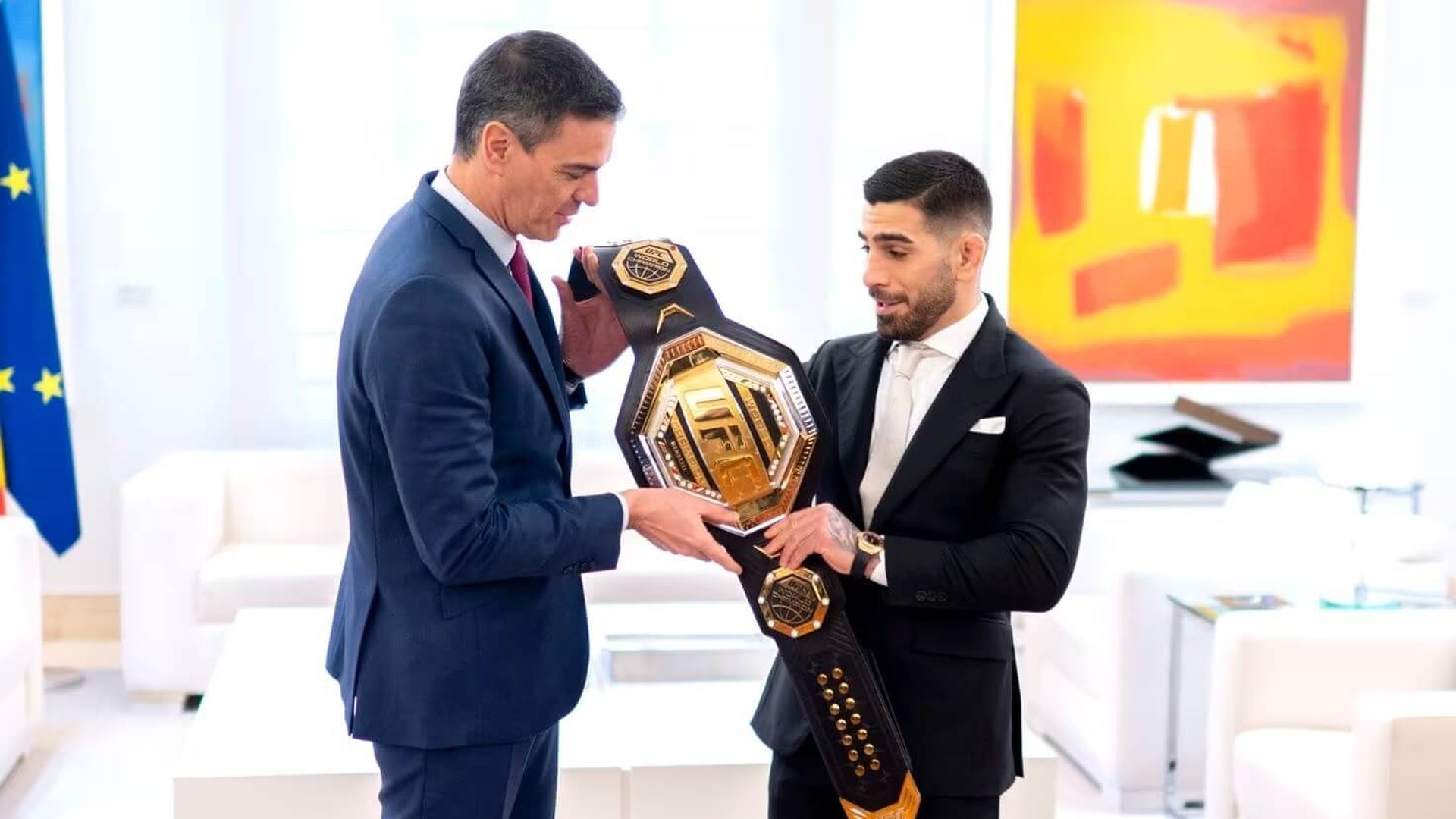 ilia_topuria_coge_el_cinturon_de_campeon_junto_a_pedro_sanchez.jpg