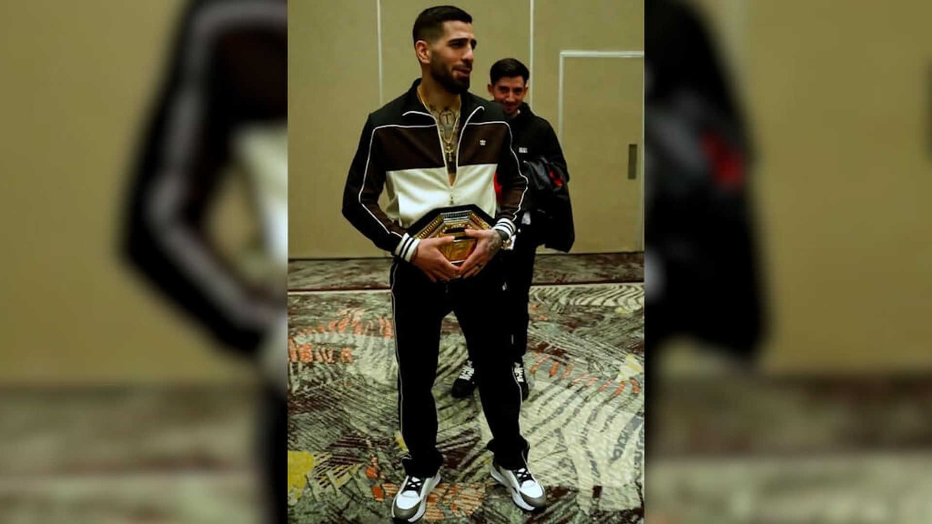 ilia_topuria_pasa_de_las_supersticiones_y_se_prueba_el_cinturon_de_campeon_la_mayor_fa.png ilia_topuria_pasa_de_las_supersticiones_y_se_prueba_el_cinturon_de_campeon_la_mayor_fa.png