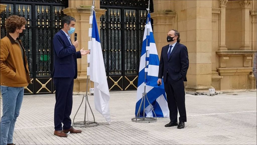 Intercambio de banderas para la final de copa