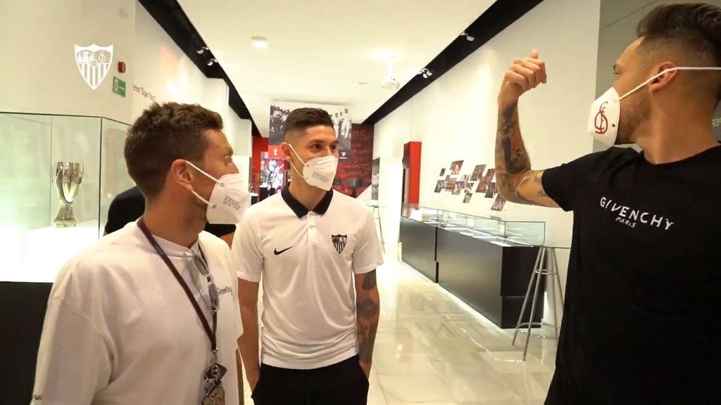 Los argentinos del Sevilla le enseñan a Montiel la sala de trofeos