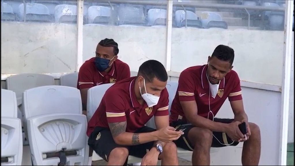 Koundé en el banquillo antes del Sevilla-PSG