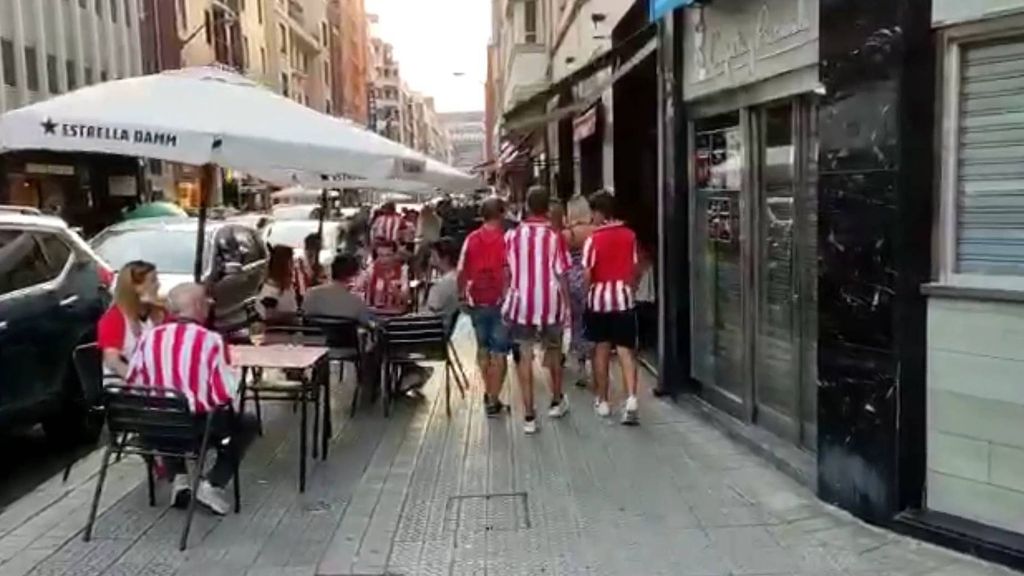 Ambiente en la previa del partido ante el Barcelona y llegada del bus al estadio