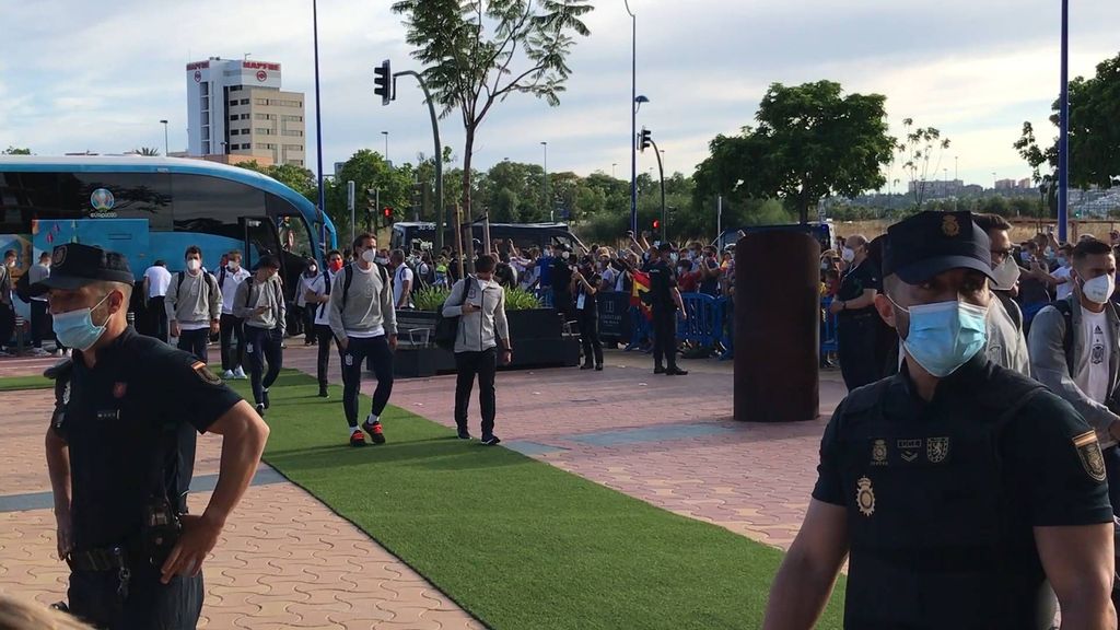 Llegada de la selección al hotel para el segundo partido