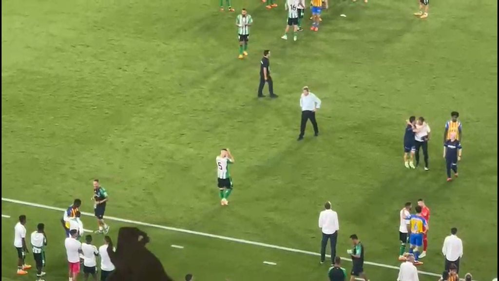 La reacción de Guido Rodríguez al escuchar el "quédate, quédate" en el Betis